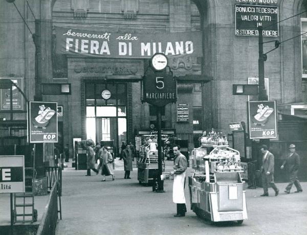 Milano - Stazione centrale - Striscione pubblicitario della Fiera campionaria di Milano del 1957