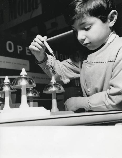 Fiera di Milano - Campionaria 1959 - Padiglione del giocattolo e editoria didattici, attrezzature per giardini d'infanzia e scuole elementari - Interno - Stand dell'Opera Nazionale Montessori