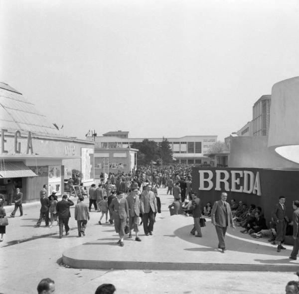 Fiera di Milano - Campionaria 1952 - Viale dell'arte - Visitatori