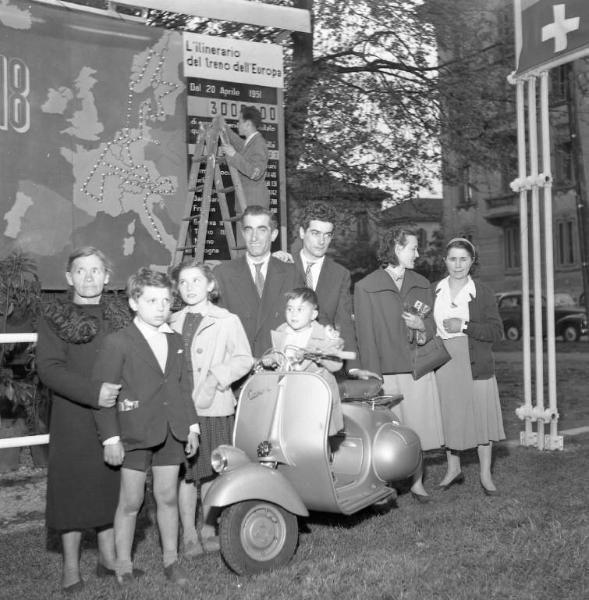 Fiera di Milano - Campionaria 1952 - Treno dell'Europa - Vespa Piaggio 125 - Visitatori