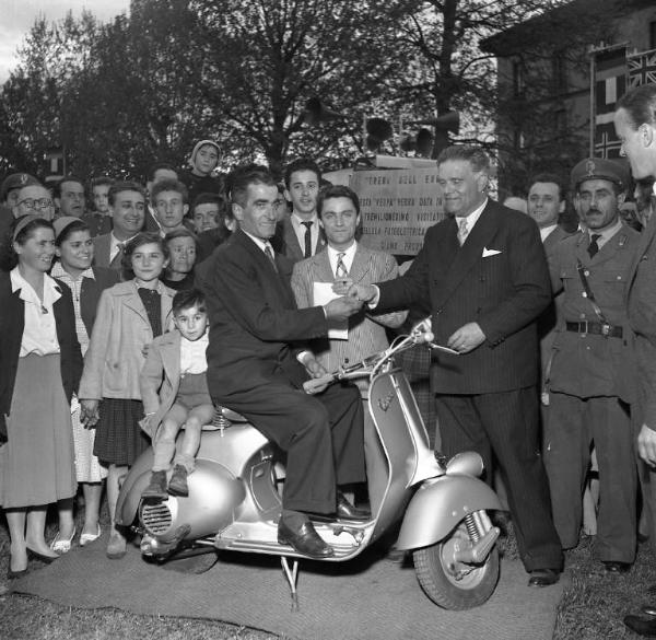 Fiera di Milano - Campionaria 1952 - Vespa Piaggio 125 - Visitatori