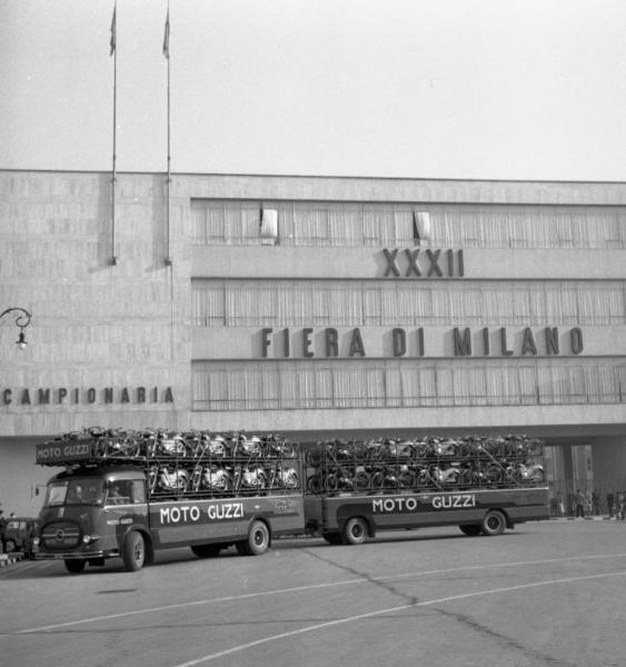 Fiera di Milano - Campionaria 1954 - Ingresso di piazza Giulio Cesare - Moto Guzzi