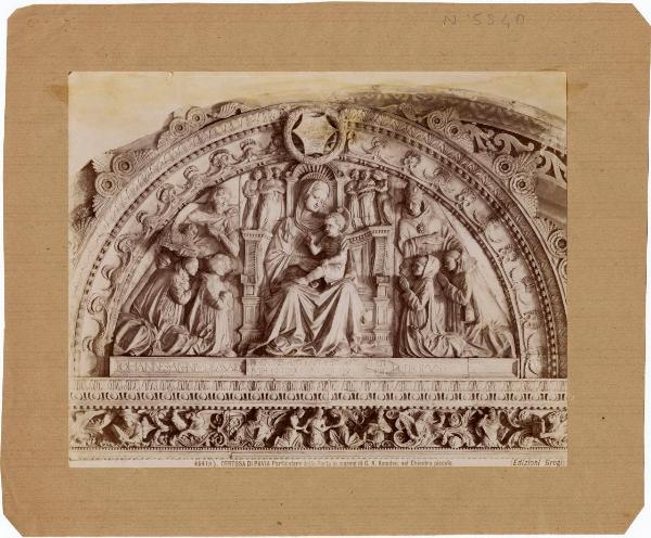 Amadeo, Giovanni Antonio - Madonna in trono con monaci certosini - Scultura in marmo - Rilievo - Certosa di Pavia - Certosa - Chiostro piccolo - Portale - Lunetta