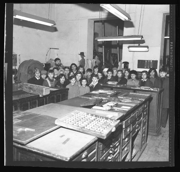 Ritratto di gruppo - Visita di una scolaresca alla redazione del giornale - Mantova - Redazione della Gazzetta di Mantova