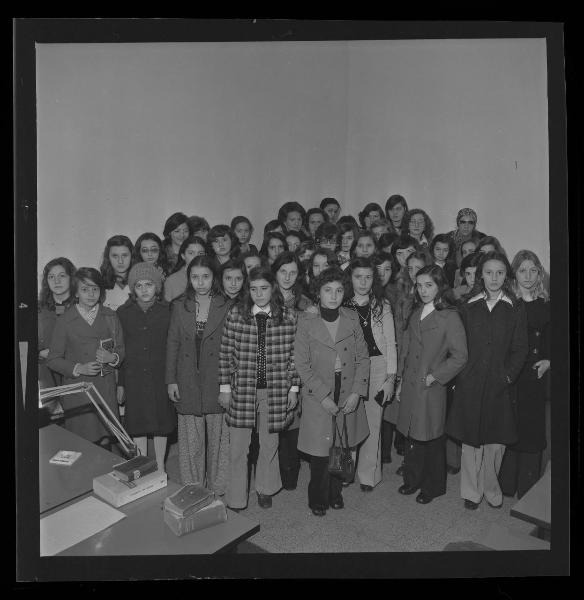 Ritratto di gruppo femminile - Studentesse e insegnanti in visita alla redazione del giornale - Mantova - Redazione della Gazzetta di Mantova