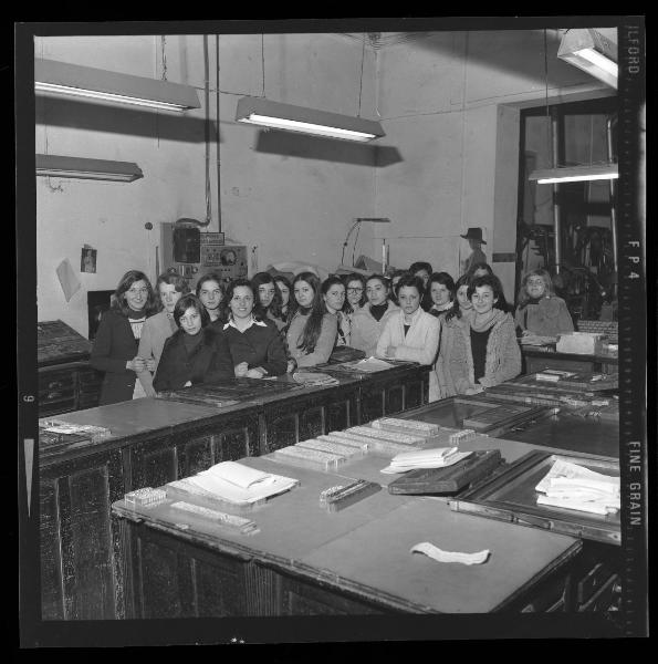 Ritratto di gruppo femminile - Studentesse in visita alla redazione del giornale - Mantova - Reparto tipografico della Gazzetta di Mantova
