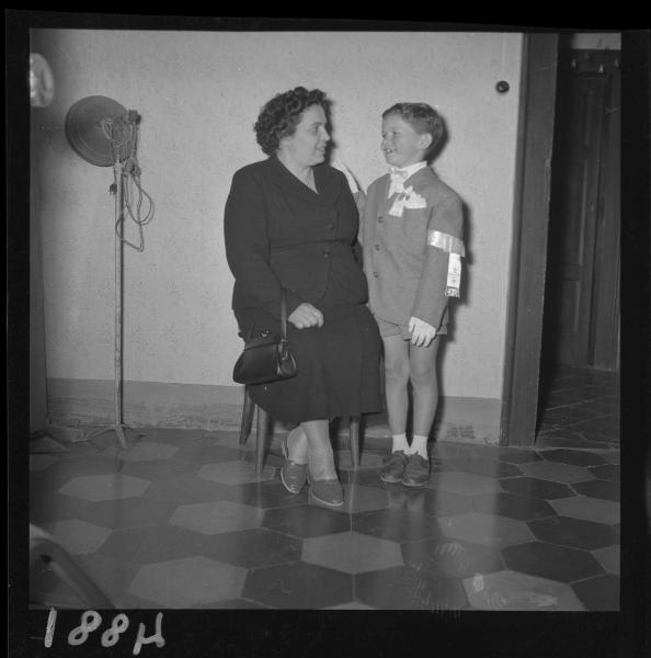 Doppio ritratto - Donna con bambino in abito della prima Comunione - Interno
