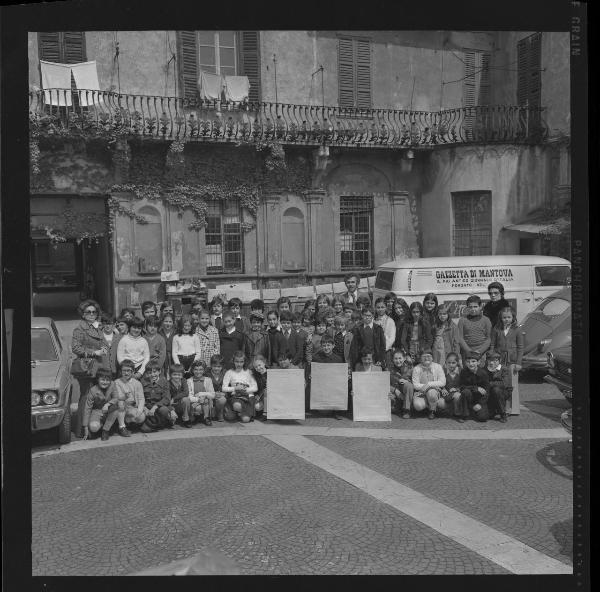 Ritratto di gruppo - Classi della scuola elementare di Pietole con insegnati - Mantova - Cortile interno - Sede Gazzetta di Mantova
