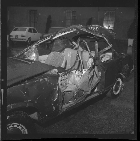 Incidente stradale - Auto incidentata - Mantova - Cortile della Polstrada