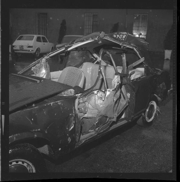 Incidente stradale - Auto incidentata - Mantova - Cortile della Polstrada