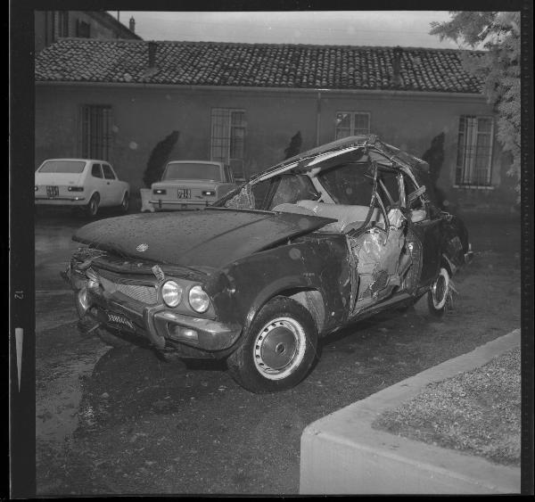 Incidente stradale - Auto incidentata - Mantova - Cortile della Polstrada