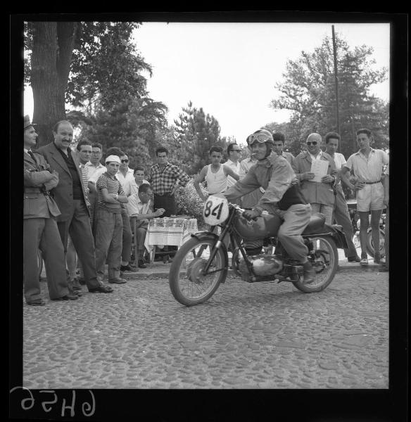 Campionato sociale di regolarità di motociclismo - Motociclista in partenza - Mantova - Viale Tazio Nuvolari