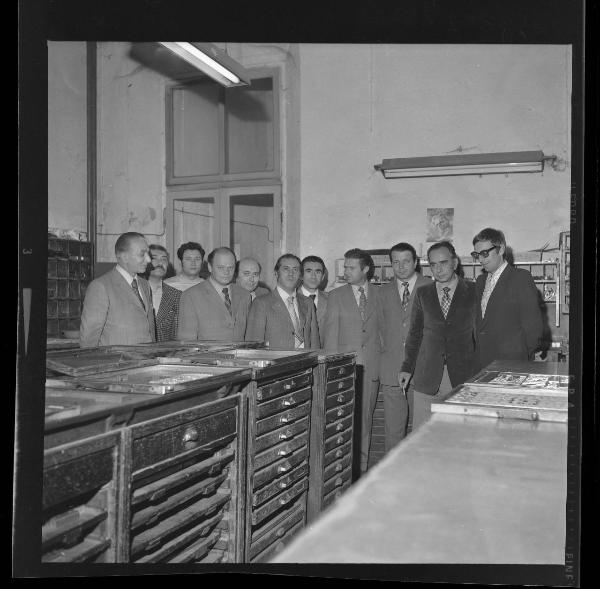 Ritratto di gruppo maschile - Due rappresentanti della delegazione sovietica con il direttore e segretari provinciali dei sindacati - Mantova