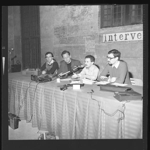 Ritratto di gruppo maschile - Don Giovanni Franzoni e relatori - Conferenza  - Palazzo della Ragione - Mantova