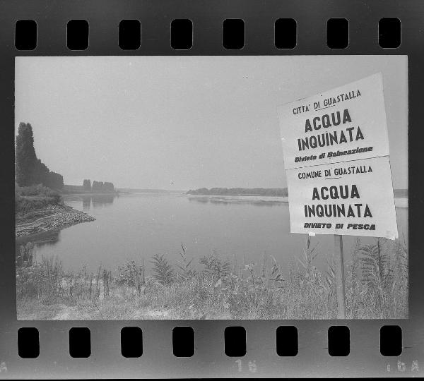 Argine sinistro del Po - Fiume Po in secca - cartelli con divieto di balneazione e di pesca.