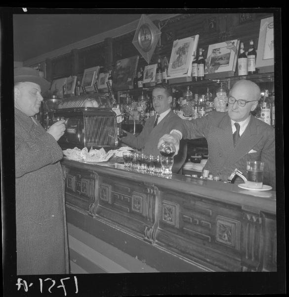 Doppio ritratto maschile - Renato Caravatti e il figlio Gilberto durante l'esercizio della loro attività di bar-pasticceria -  Mantova - Piazza Erbe - Interno