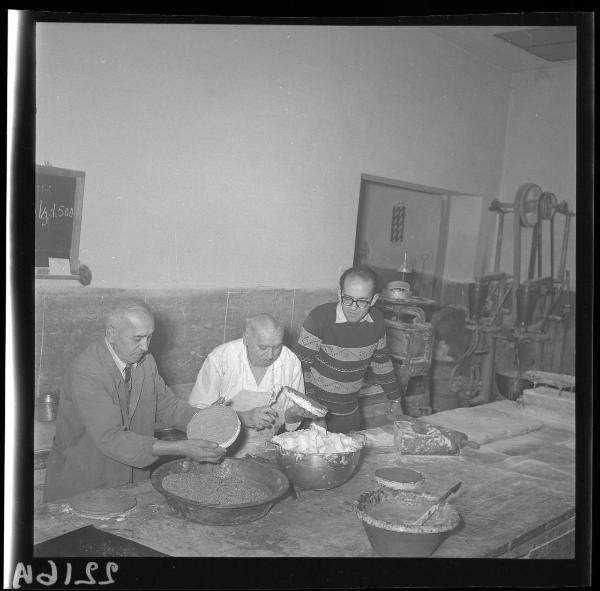 Ritratto di gruppo - I signori Chiozzini durante la preparazione di una torta - Mantova - Pasticceria laboratorio Chiozzini - Via Conciliazione - Interno