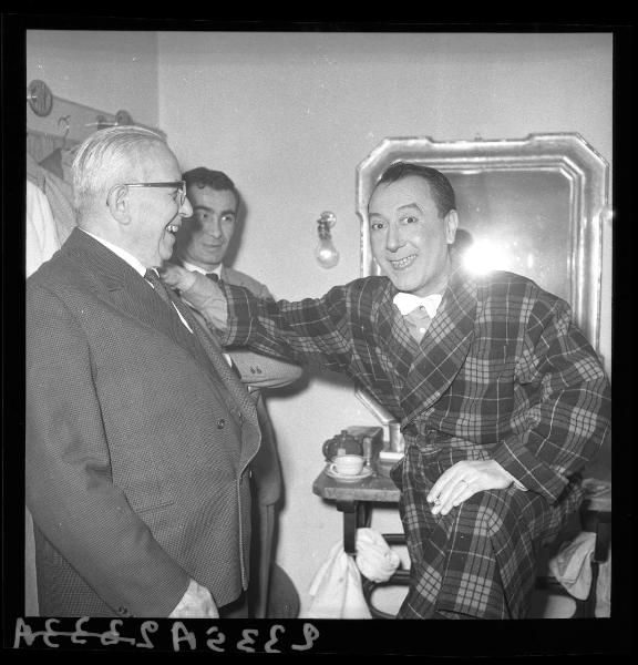 Ritratto maschile - Erminio Macario con due signori - Mantova - Teatro Sociale - Camerini