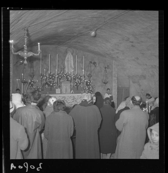 Sagra di Cittadella - Visita alla Madonna di Lourdes - Fedeli in preghiera - Mantova - Cittadella - Chiesetta - Interno