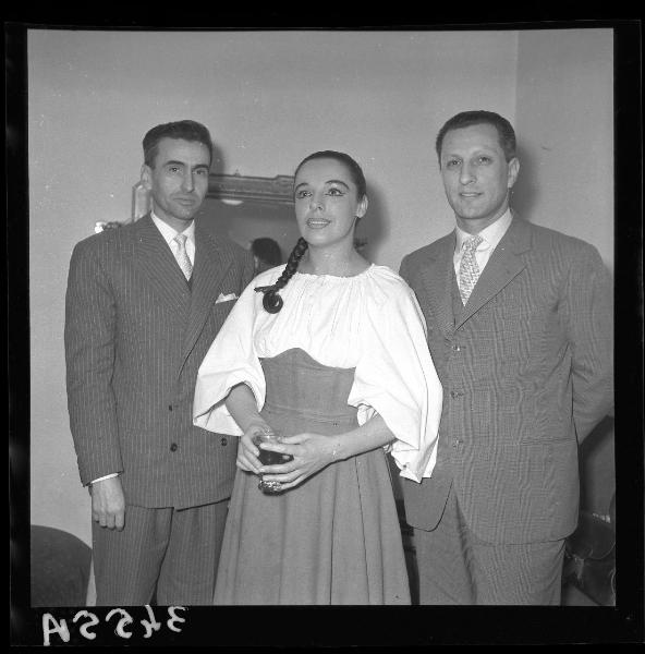 Ritratto di gruppo - L'attrice Anna Proclemer con due collaboratori - Mantova - Teatro Sociale - Camerino