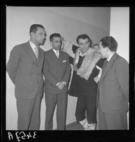 Ritratto di gruppo - Compagnia di Prosa Anna Proclemer-Giorgio Albertazzi - Albertazzi con alcuni collaboratori - Mantova - Teatro Sociale - Interni