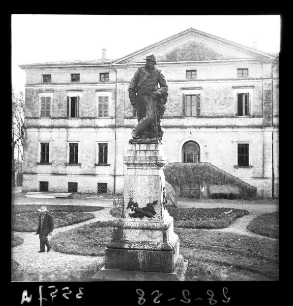 Villa Garibaldi - Monumento commemorativo a Giuseppe Nuvolari - Giardino e villa padronale Nuvolari-Corneliani