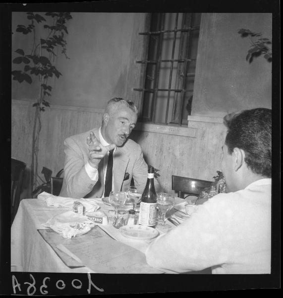 Ritratto maschile - Il regista Vittorio De Sica con il giornalista della Gazzetta di Mantova Luciano Spagna - Mantova - Ristorante <<Tre Garibaldini>> - Pergolato