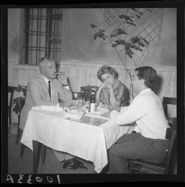 Ritratto di gruppo - Vittorio De Sica con Maria Mercader e il giornalista della Gazzetta di Mantova Luciano Spagna - Mantova - Ristorante <<Tre Garibaldini>> - Pergolato