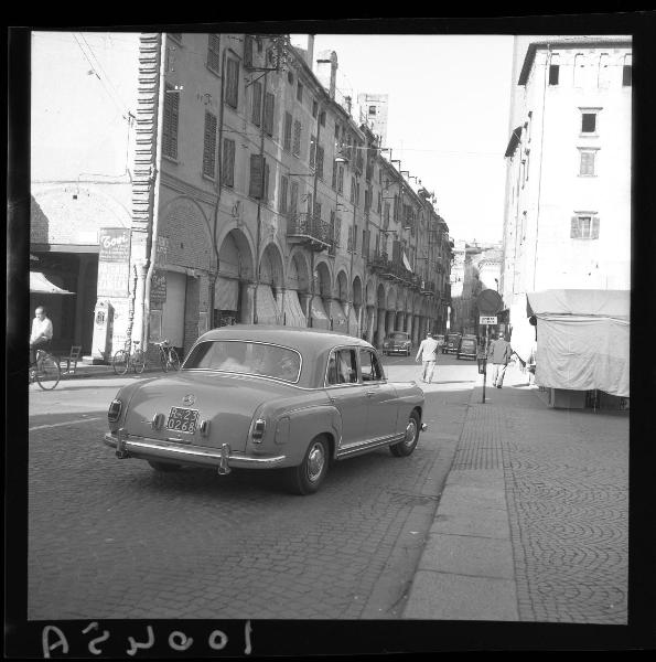 Mantova - Piazza Erbe-Via Broletto - L'autovettura di Vittorio De Sica in transito