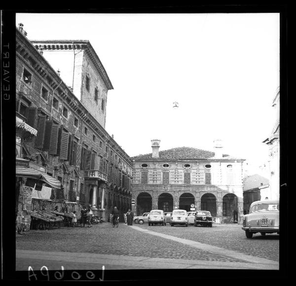 Mantova - Piazza Canossa - L'autovettura di Vittorio De Sica in sosta - Autovetture parcheggiate - Banchi del mercato