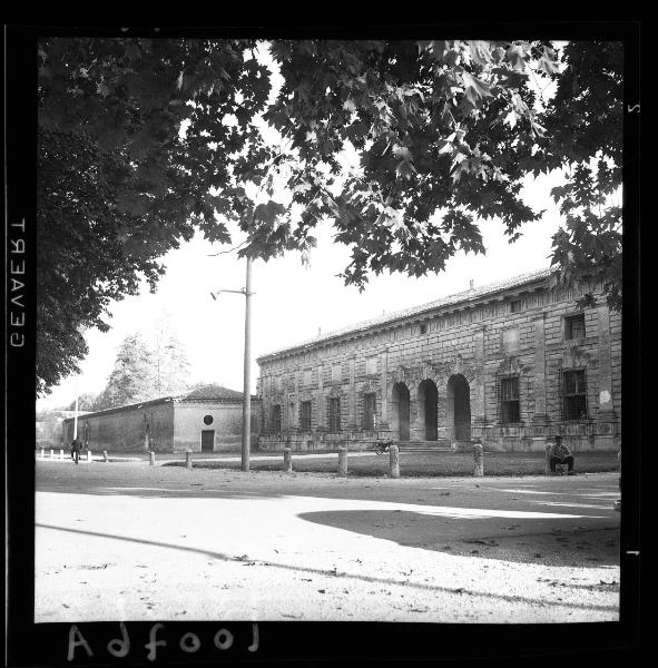Mantova - Viale Te - Palazzo Te - Facciata laterale verso il parco - Uomo seduto