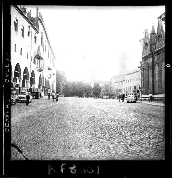 Mantova - Piazza Sordello - Ingresso da Via S. Giorgio - L'autovettura di Vittorio De Sica in sosta