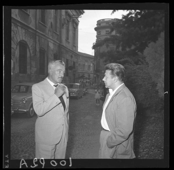 Doppio ritratto maschile - Vittorio De Sica in conversazione con un uomo - Mantova - Via Ippolito Nievo