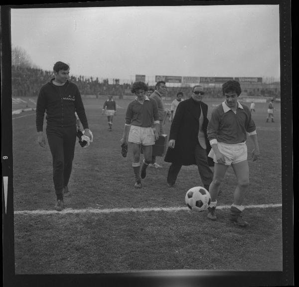Ritratto di gruppo maschile - Partita Mantova-Taranto 1973 - Mantova - Stadio Danilo Martelli - Fine partita
