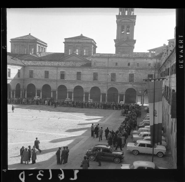 Mostra di Andrea Mantegna - Coda di visitatori in attesa - Mantova - Piazza Castello