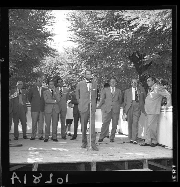 Ritratto di gruppo - Il critico d'arte Mario Monteverdi durante il suo discorso inaugurale - Autorità ed organizzatori - Undicesimo Premio di Suzzara - Edizione 1958 - Suzzara - Esterno