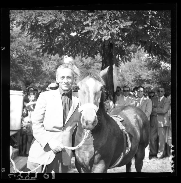 Ritratto maschile - Il pittore Armando Pizzinato con il suo cavallo ricevuto in premio - Undicesimo Premio di Suzzara - Edizione 1958 - Suzzara - Esterno
