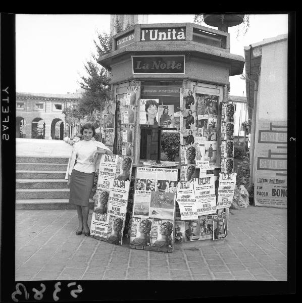 Ritratto femminile - Mantova - Piazza Martiri di Belfiore - Edicola del giornalaio Marocchi