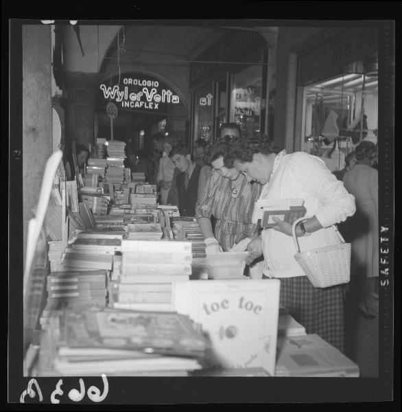 Settimana del libro - Mantova - Corso Umberto I - Bancarelle di libri - Gente in osservazione