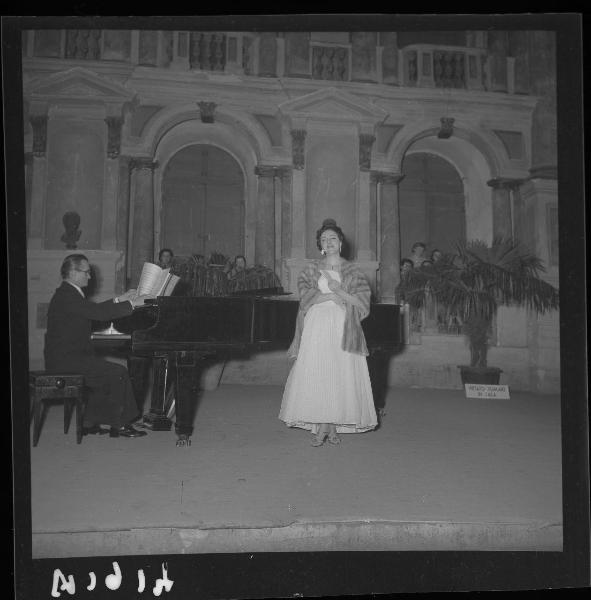 Doppio Ritratto - La cantante Ermanna D'Ettore e il pianista Lino Rastelli - Concerto dell'arpista Clelia Gatti Aldrovandi e della cantante Ermanna D'Ettore - Mantova - Teatro Scientifico Bibiena - Interno