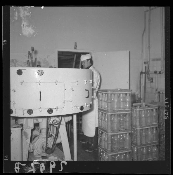 Ritratto maschile - Operaio al lavoro - Macchinario e cassette di bottiglie - Latteria Sociale - Mantova - Via Solferino - Interno