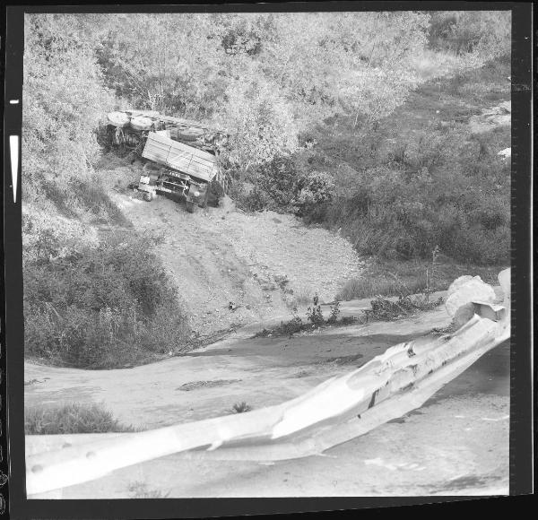 Incidente stradale - Autocarro Fiat 690 - Borgoforte - Argine fiume Po - Guardrail abbattuto