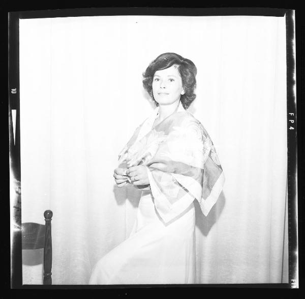 Ritratto femminile - Valeria Rettondini - Mantova - Interno - Premiazione concorso Commessa ideale 1976 - Stola di Elda Calvi