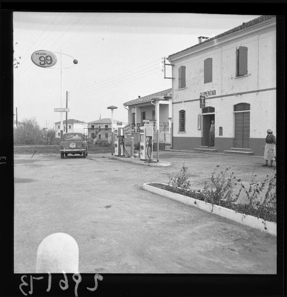 Mantova (?) - Distributore di benzina SAROM 99 - Gestori (?)