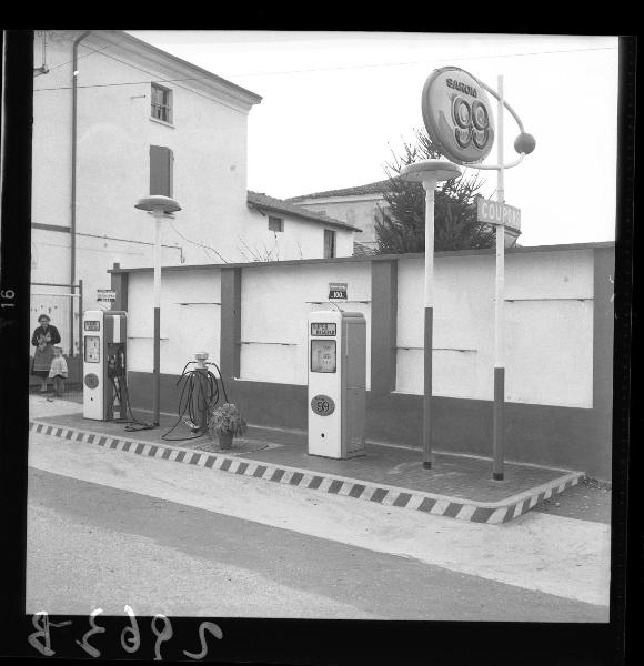 Mantova (?) - Distributore di benzina SAROM 99 - Donna con bambina