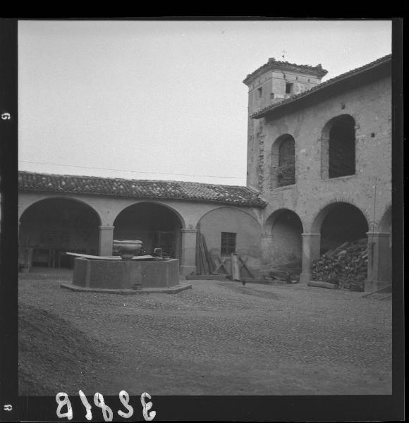 Castiglione delle Stiviere - Via Sinigaglia - Ex convento dei Cappuccini - Cortile interno con porticato e cisterna