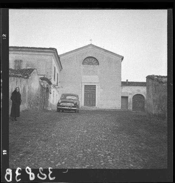 Castiglione delle Stiviere - Via Sinigaglia - Chiesa dei Cappuccini - Facciata - Sagrato - Vecchia signora in nero - Automobile / Ritratto femminile - Vecchia signora vestita di nero - Castiglione delle Stiviere - Chiesa dei Cappuccini - Sagrato - Automobile