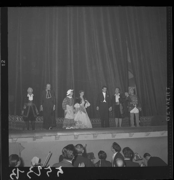 Ritratto di gruppo - Attori sul palco - Stagione lirica 1959 - "Barbiere di Siviglia" - Mantova - Teatro Sociale