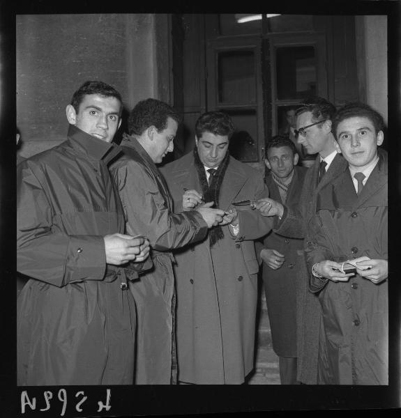 Ritratto di gruppo - L'attore Gino Bramieri nell'atto di rilasciare autografi - Spettacolo di Wanda Osiris "I Fuoriserie" - Mantova - Teatro Sociale - Uscita laterale