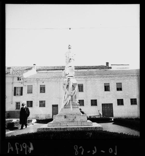 Mantova - Piazza Dante Alighieri - Monumento al Poeta vilipeso con rotoli di carta